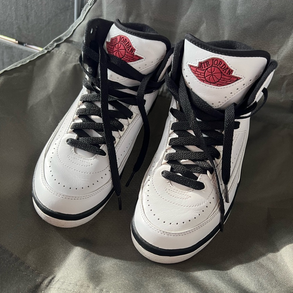 Air Jordan 2 Retro (Chicago) Grade School Size 5.5/ Women Size 7
